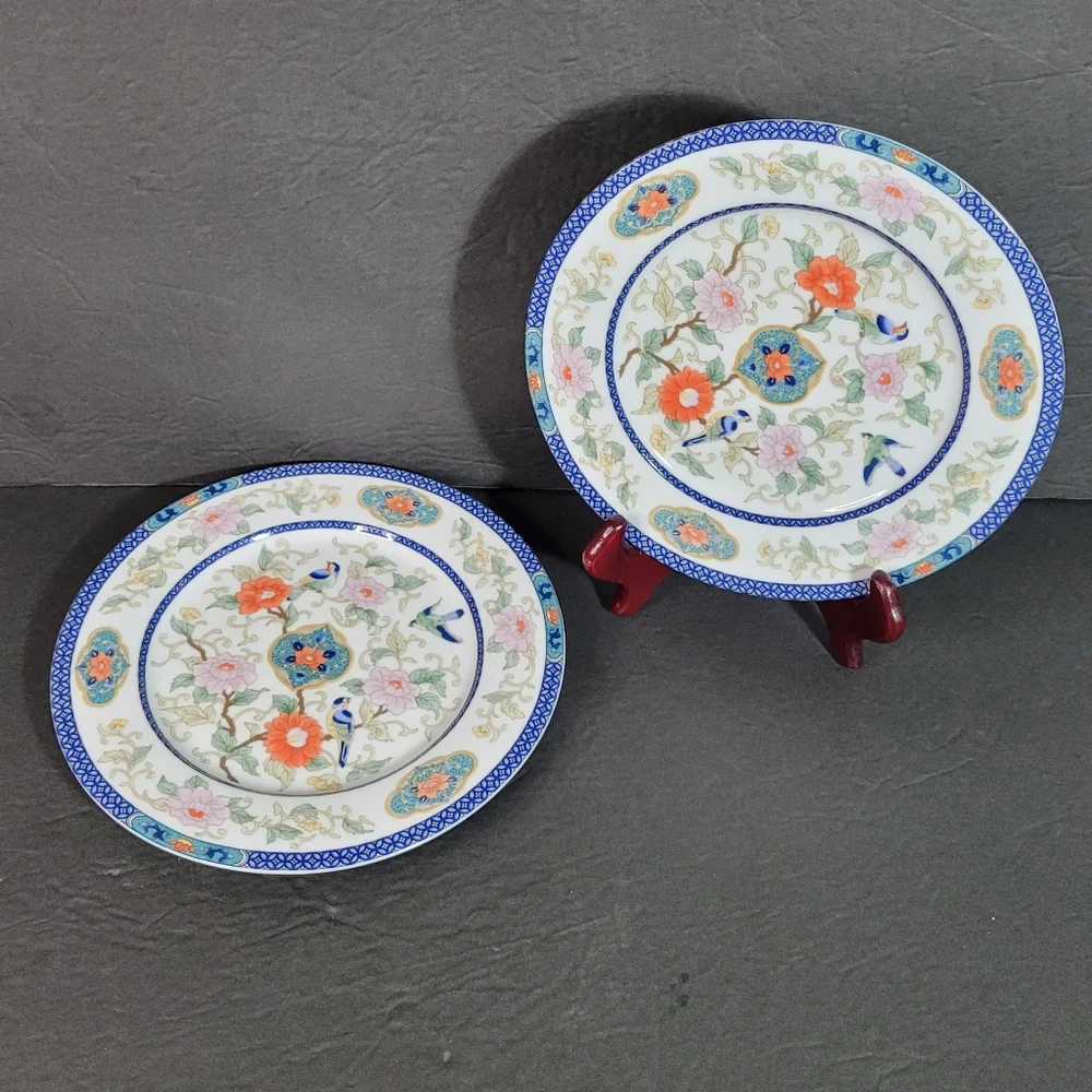 Distinctive Settings Ming Pattern Fine Porcelain Plates Lot of Two 8